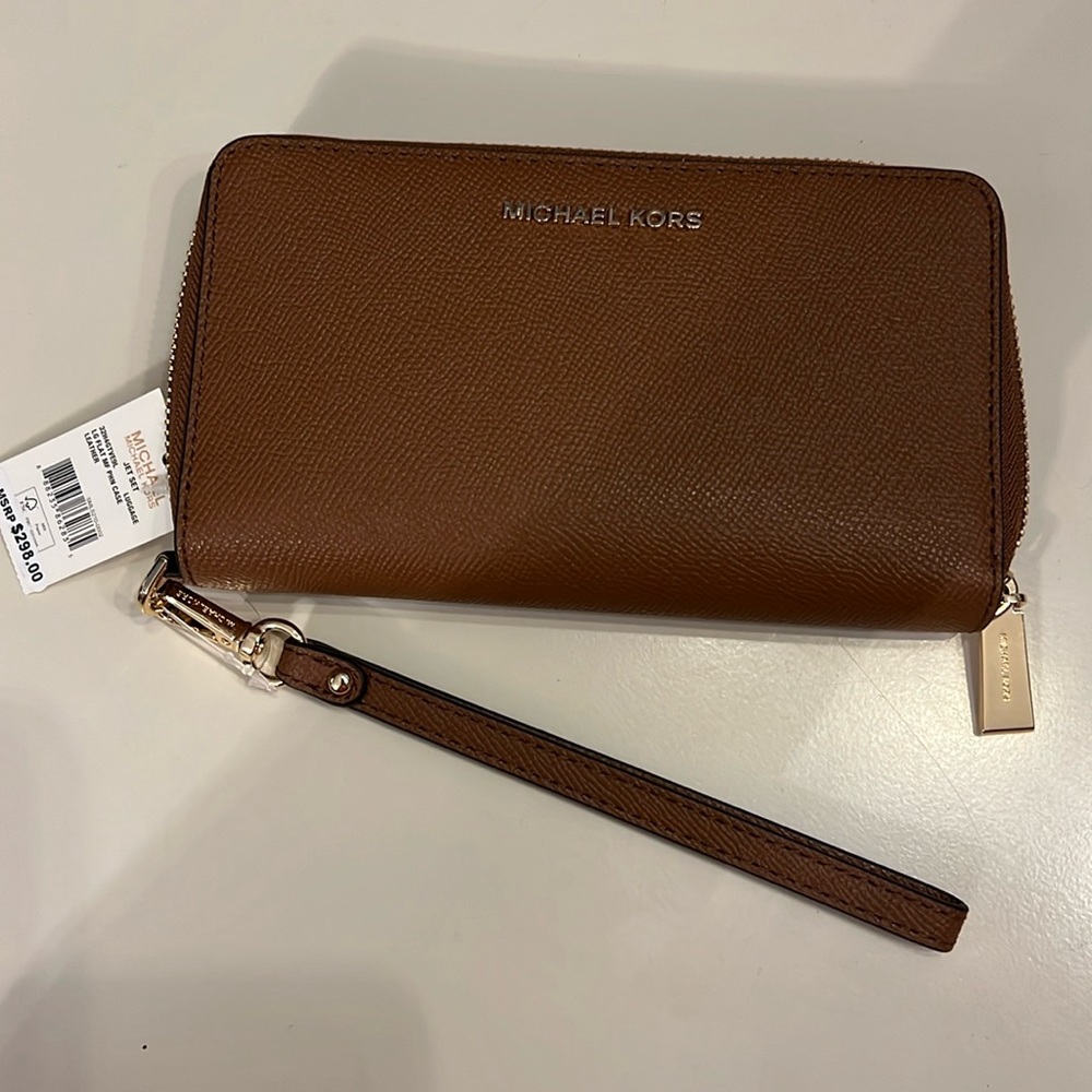 Michael Kors leather wristlet/wallet. NWT. Never been used.